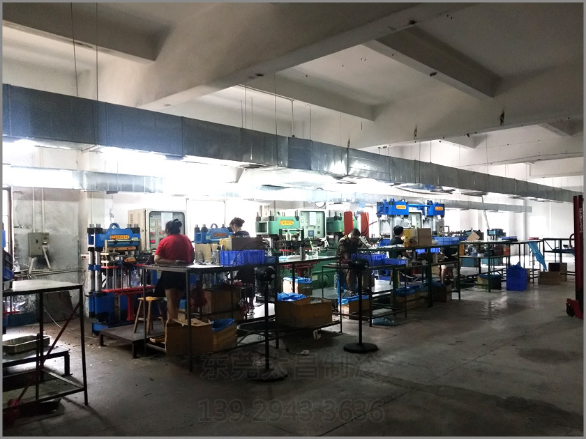 樟木頭吸盤廠車間降溫工程,環(huán)保空調(diào),車間降溫,大型空調(diào),廠房降溫,潤(rùn)東方環(huán)保空調(diào)